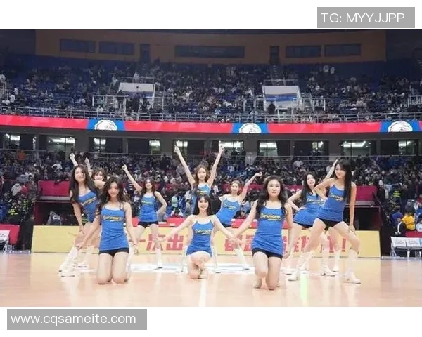 女孩在篮球场上与明星亲密互动尽显青春活力与魅力